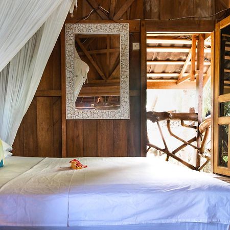 Mentawai Surf Camp Hotel Muarasiberut Bagian luar foto